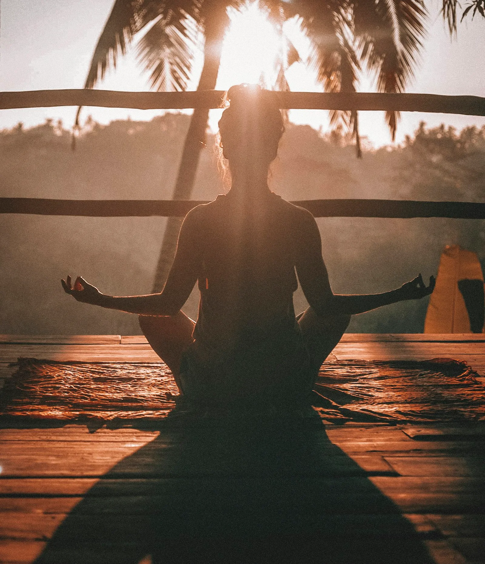 Osoba medytująca w pozycji lotosu o zachodzie słońca — początek praktyki mindfulness
